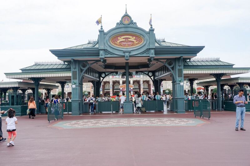 File:Tokyo Disneyland Entrance Gate.jpg